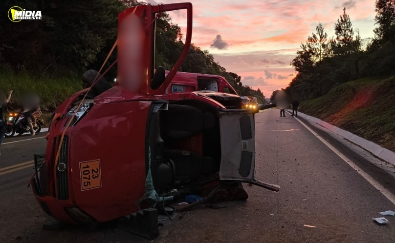 Motorista fica ferido após saída de pista e capotamento