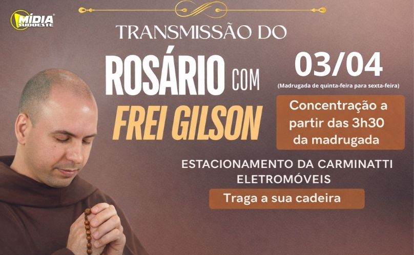 Fiéis se reúnem para rezar o Santo Rosário na madrugada de sexta-feira