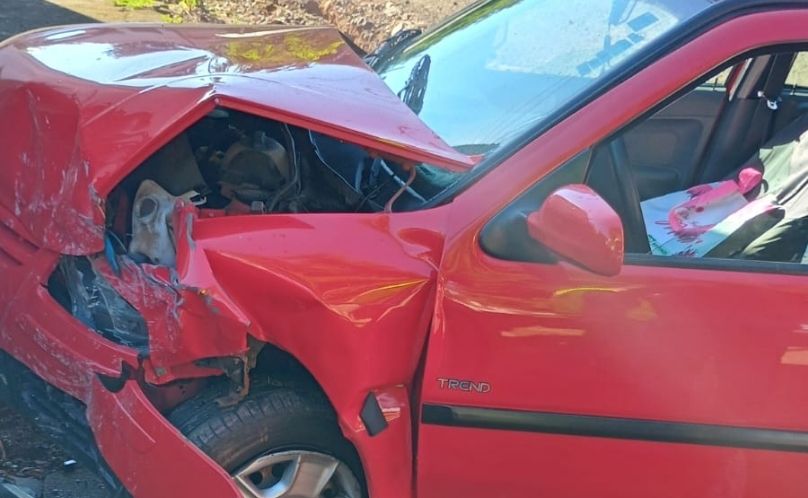 Idosa fica ferida após colisão entre carro e muro