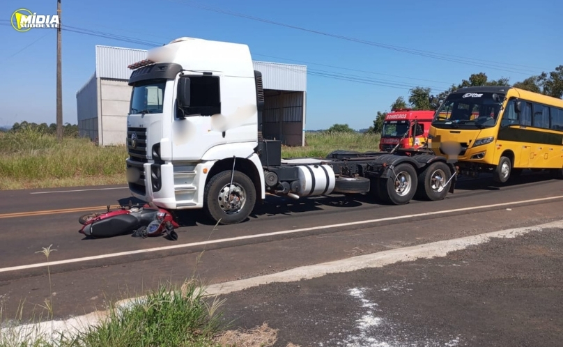 Colisão entre caminhão e motocicleta deixa mulher ferida