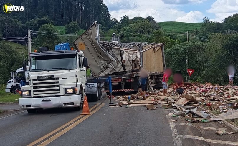 Caminhão tomba na PRC-158 e deixa motorista ferido