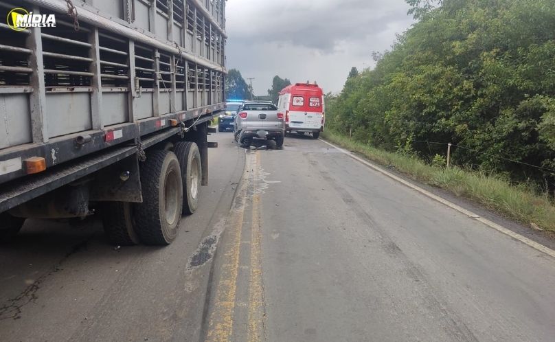 Ultrapassagem proibida provoca acidente com três veículos na BR-153