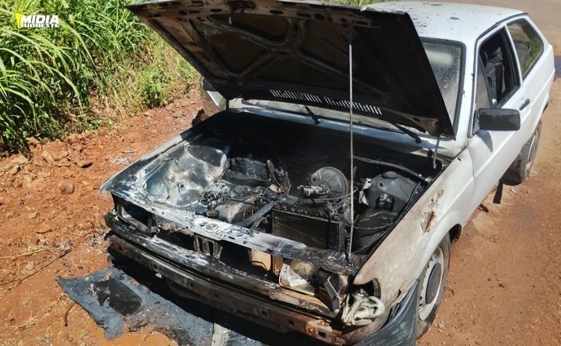 Veículo é destruído por incêndio