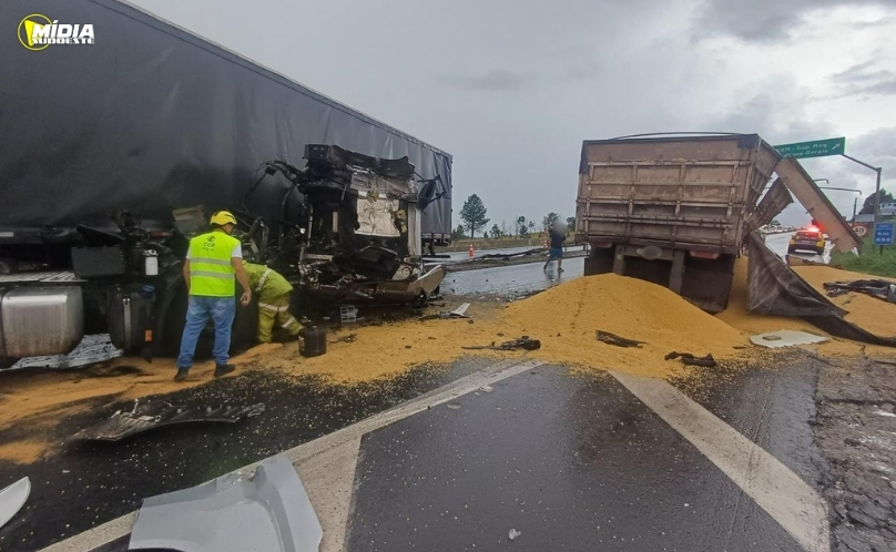 Colisão frontal entre carretas deixa dois feridos graves na BR-376