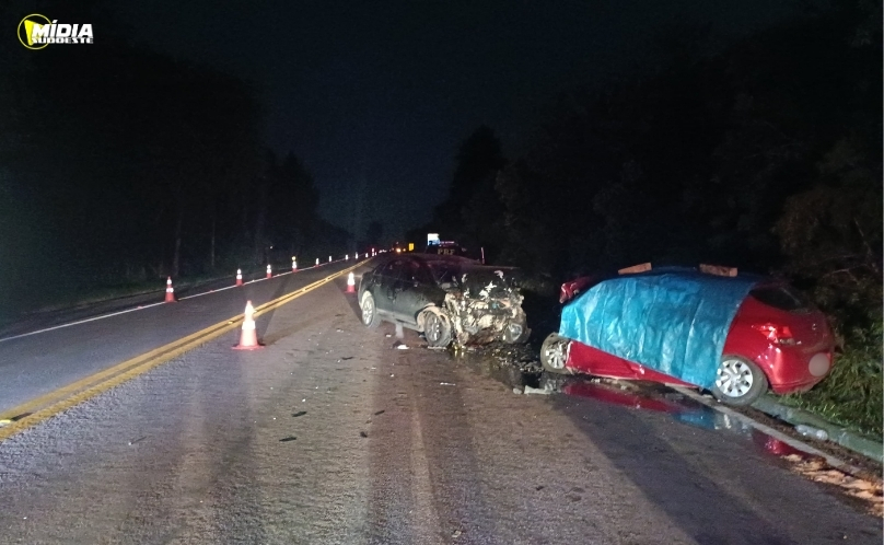 Colisão frontal deixa dois mortos e um ferido na BR-116