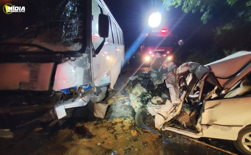 Colisão entre carro e ônibus deixa um morto na SC-496