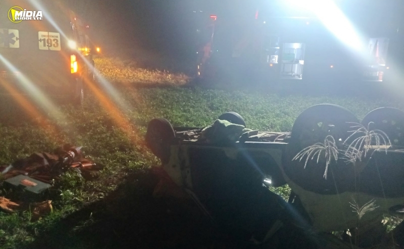 Saída de pista seguida de capotamento mobiliza bombeiros