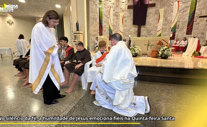 No silêncio da fé, a humildade de Jesus emociona fiéis na Quinta-feira Santa