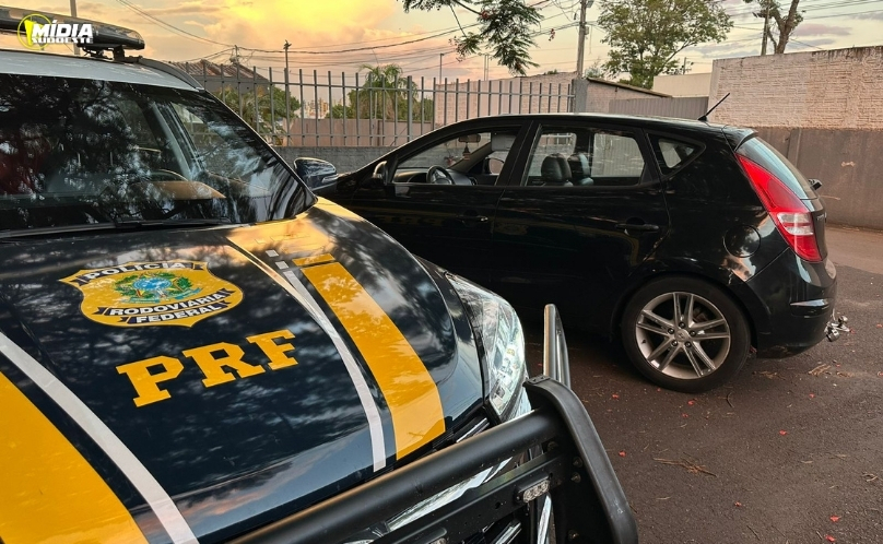 PRF recupera carro furtado e detém dois na BR-376