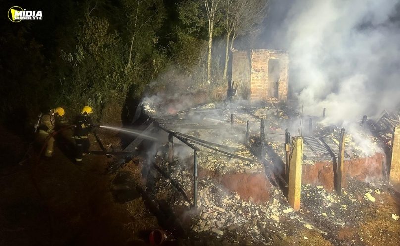 Incêndio destrói residência no interior de Xanxerê