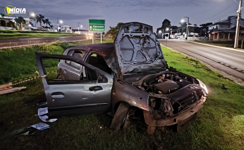 Capotamento deixa dois feridos na SC-350