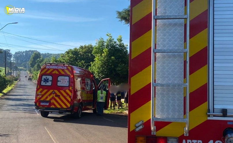 Acidente entre moto e bicicleta deixa mulher ferida