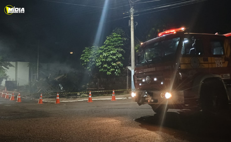 Chamas consomem casa de madeira