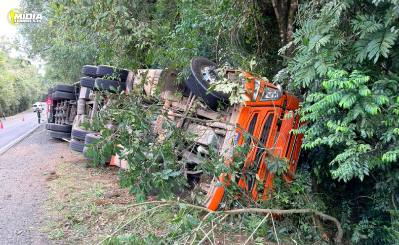 Carreta sai da pista e tomba após condutor passar mal