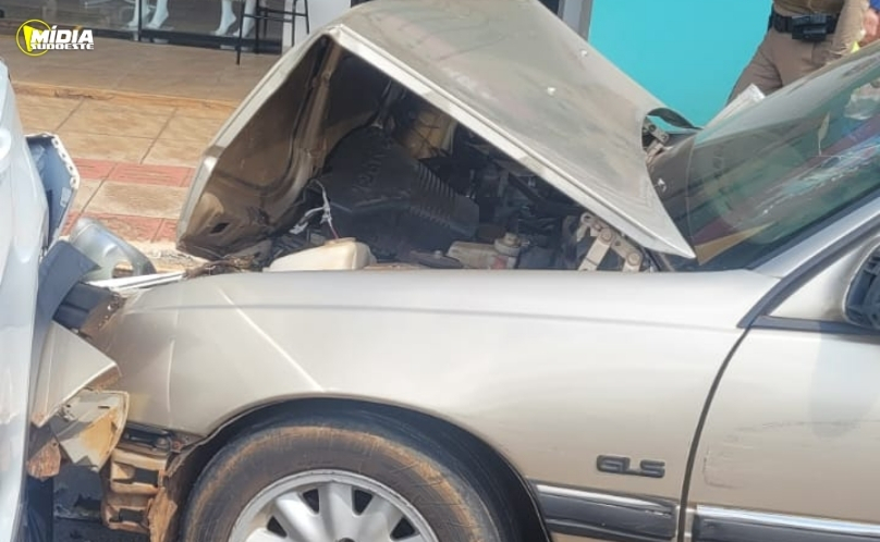 Acidente entre carros deixa 4 feridos