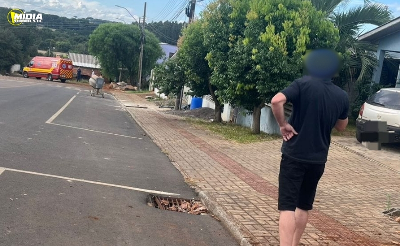 Carro desgovernado invade casa e deixa homem ferido