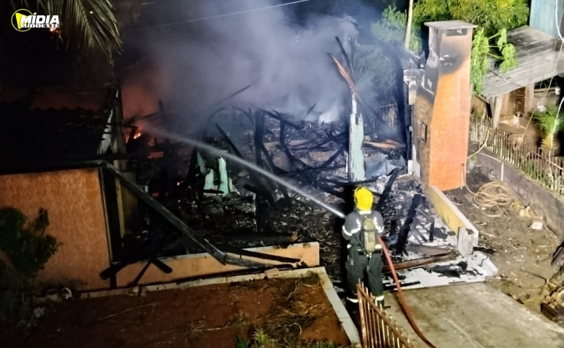 Incêndio destrói residência de madeira durante a madrugada