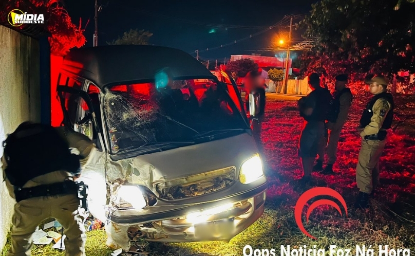 Van com celulares é apreendida após colisão e fuga