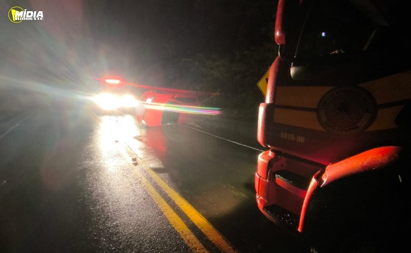 Acidente na SC-305 deixa adolescente ferida e veículo com drogas é encontrado