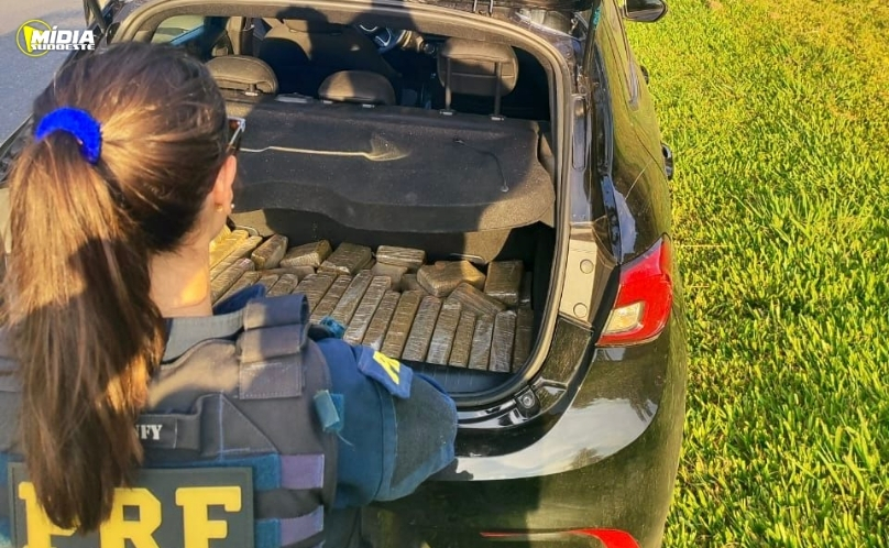 PRF apreende mais de 138 kg de maconha em carro na BR-277