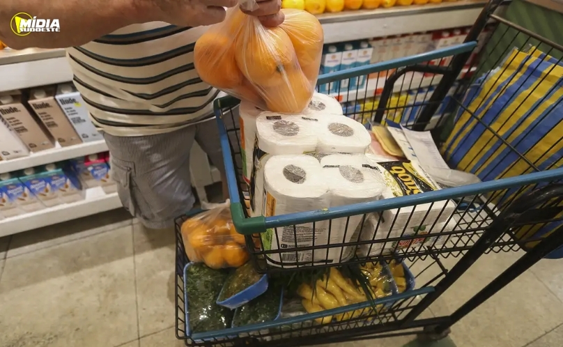 Cesta básica fica mais cara em todas as capitais brasileiras em março
