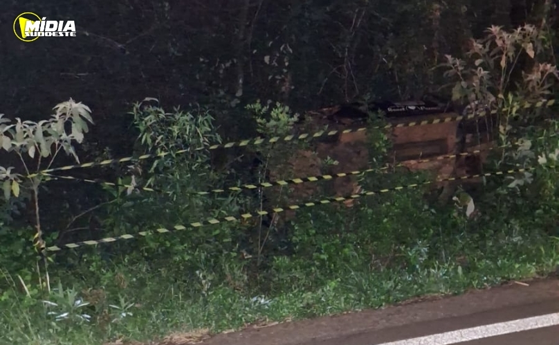 Acidente deixa passageira ferida após capotamento na SC-480