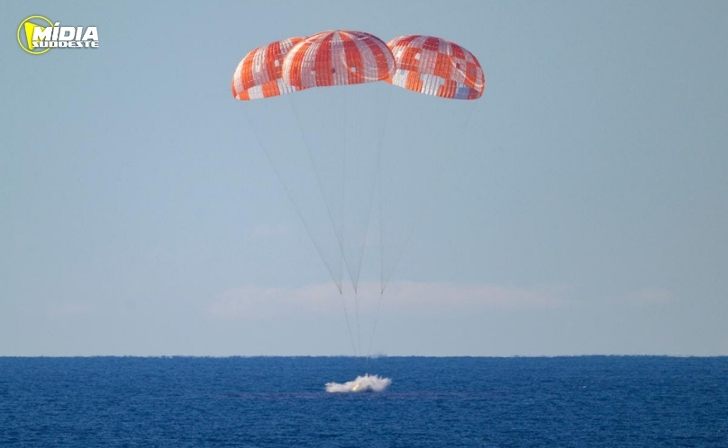 Astronautas da NASA retornam à Terra após missão histórica à Lua
