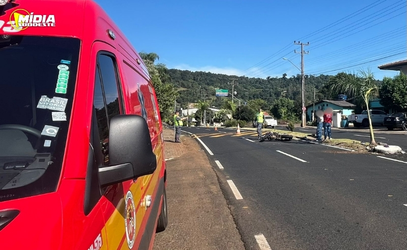 Acidente entre carro e moto deixa ferido
