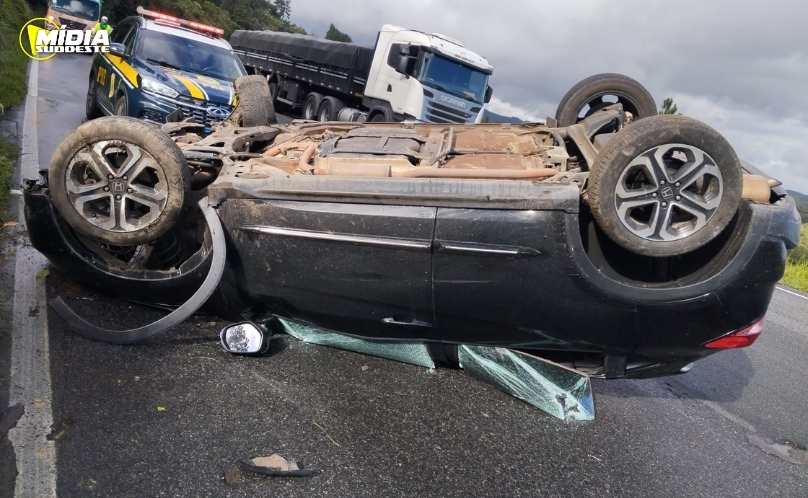 Mulher fica ferida após capotamento na BR-116