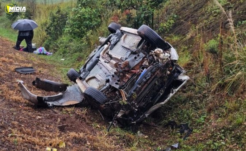 Capotamento na BR-282 deixa três feridos em Vargeão