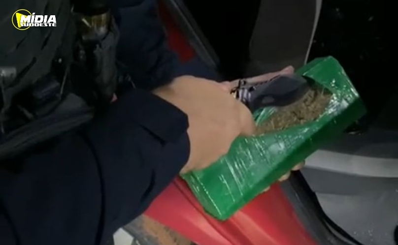 PRF apreende cerca de 100 kg de maconha após fuga na BR-277