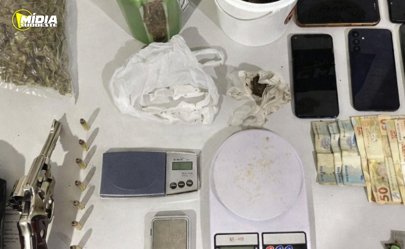 PCPR prende dupla e apreende entorpecentes e revólver