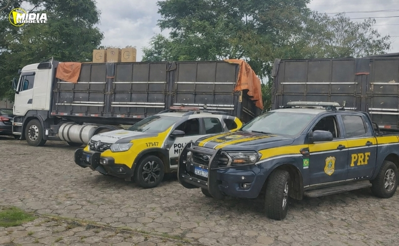 PRF e PMPR apreendem carreta com 480 mil maços de cigarros contrabandeados