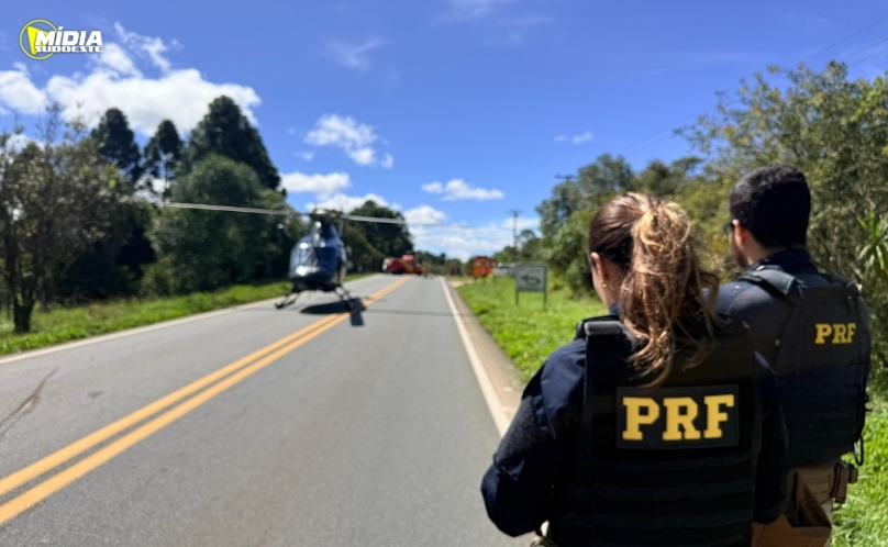 Mulher é resgatada de helicóptero após capotamento na BR-476