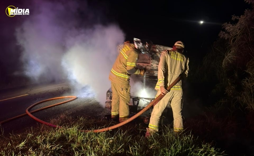 Veículo fica destruído por incêndio e caso pode ser ação criminosa