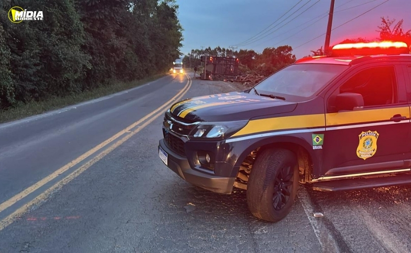 Caminhão tomba na BR-153 em Rio Azul e deixa motorista ferido