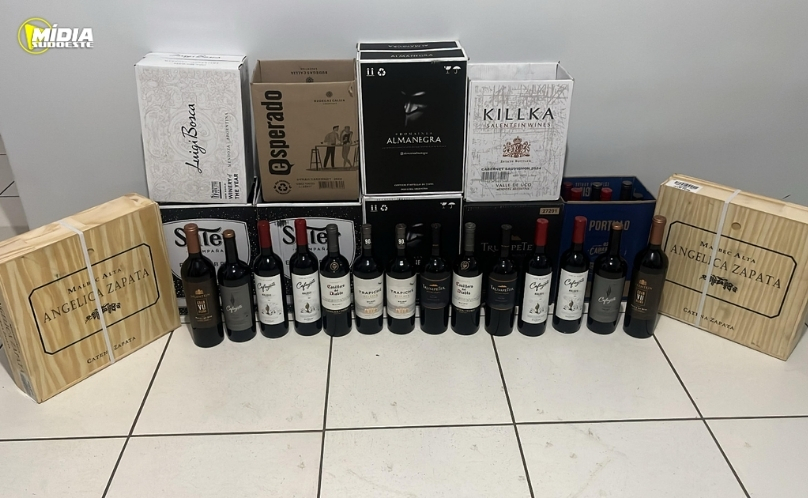 Caminhonete é abordada e 64 garrafas de vinho são apreendidas