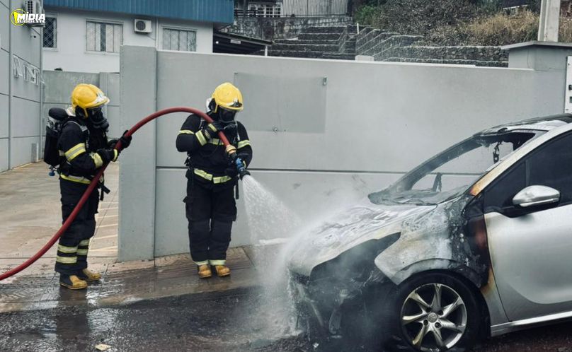 Veículo é destruído por incêndio