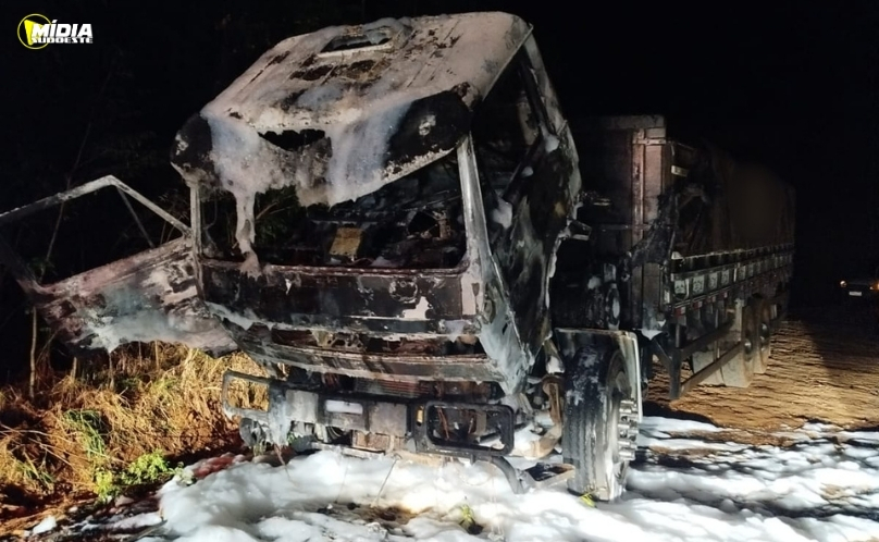 Caminhão carregado com soja é atingido por incêndio no interior de Iraceminha