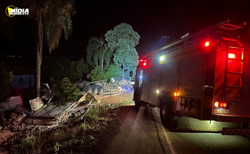 Carreta sai da pista após falha nos freios na SC-161