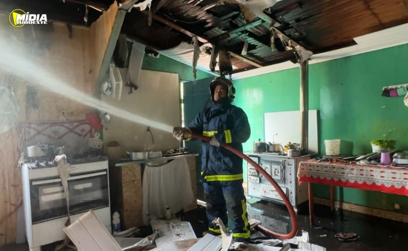 SAS: Incêndio atinge casa no bairro Vila Nova