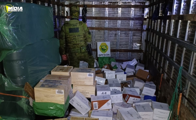 SAS: BPFRON e PF apreendem carreta com vinhos contrabandeados