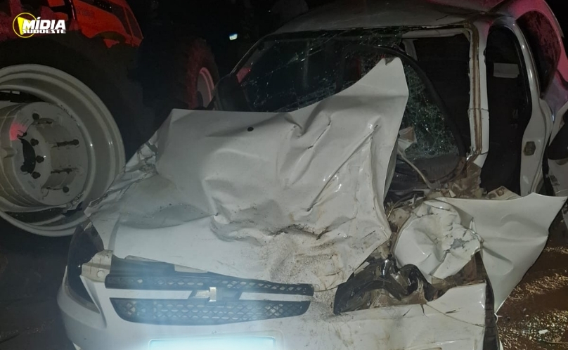 Colisão entre carro e trator deixa três feridos na PR-583