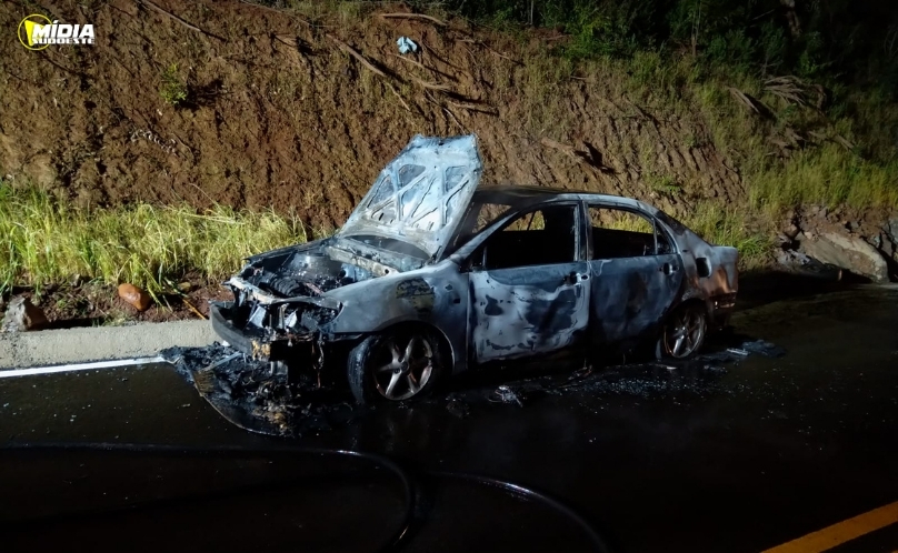 Veículo é destruído por incêndio em Quilombo