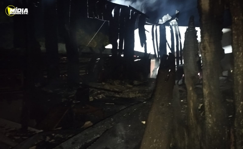 Casa é atingida por incêndio durante a madrugada