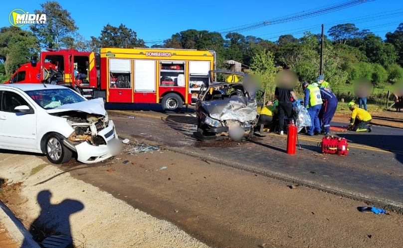 Colisão entre três veículos deixa cinco feridos na SC-480