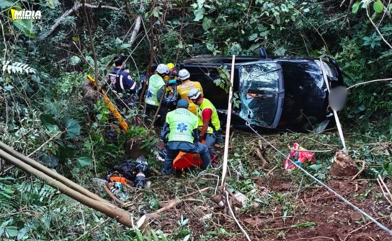 Carro cai em ribanceira e deixa feridos no interior de Novo Horizonte