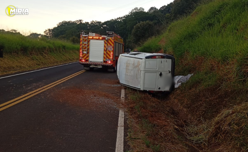 Carro capota na SC-154 e deixa quatro feridos