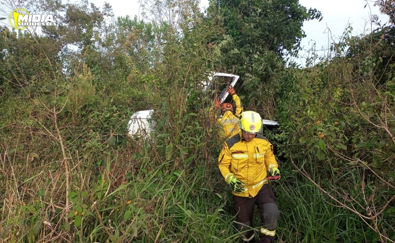 Caminhonete sai da pista na SC-480 e deixa duas mulheres feridas