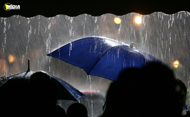 Frente fria avança e deve trazer chuva para todo o Paraná